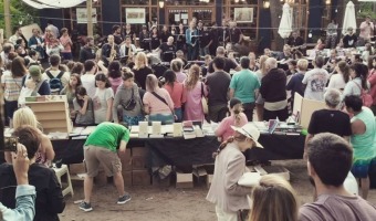 EL PBLICO ACOMPA LA PRIMERA JORNADA DE LA FERIA DEL LIBRO DE MAR AZUL